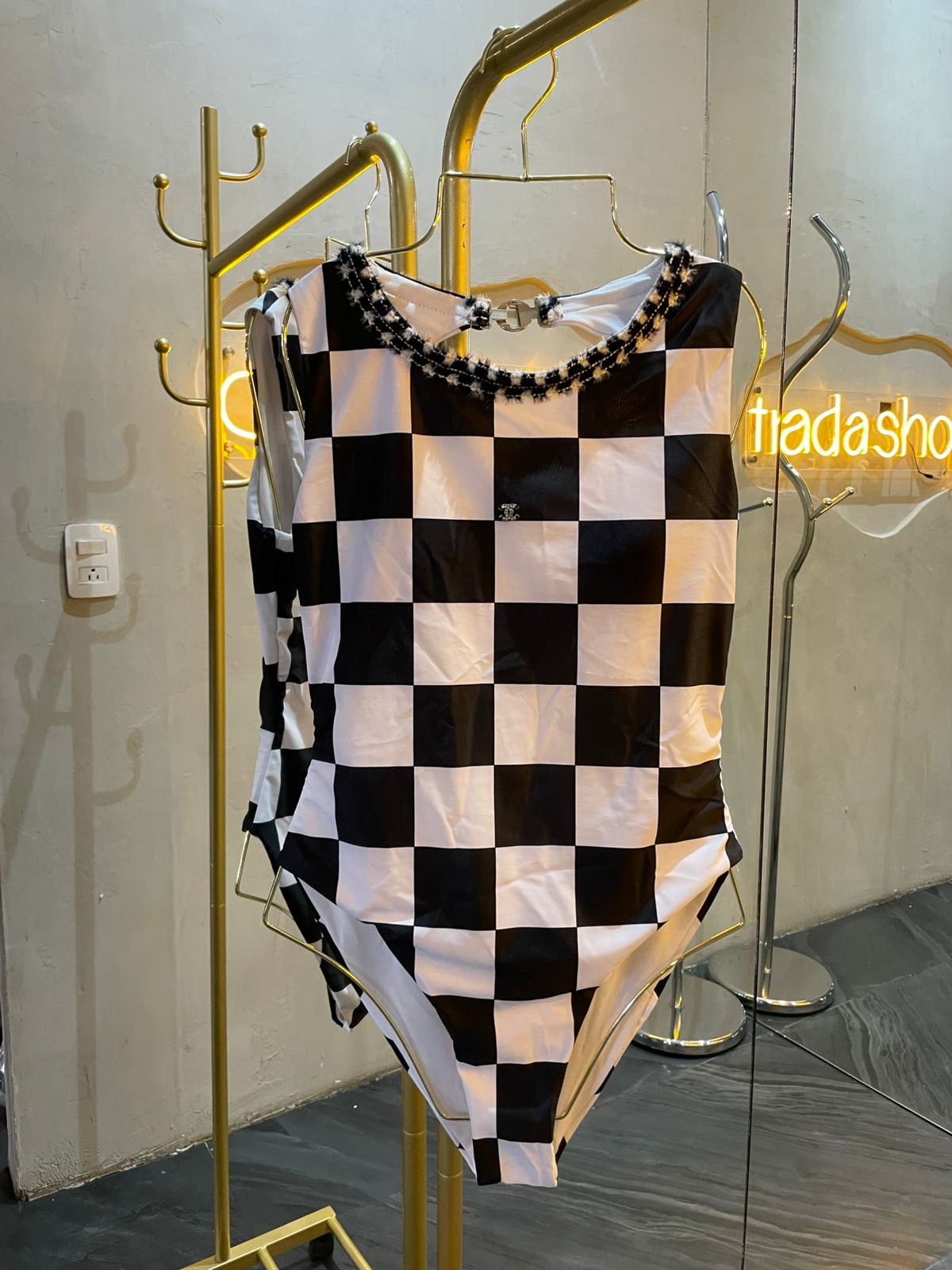 traje baño negro con blanco